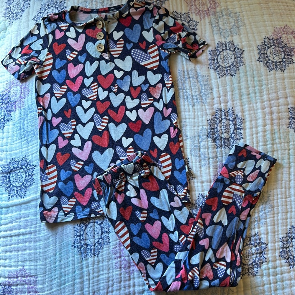 Posh peanut size 4t 2 piece pjs. Red, white & blue patriotic hearts print.❤️🤍💙 - Picture 1 of 7